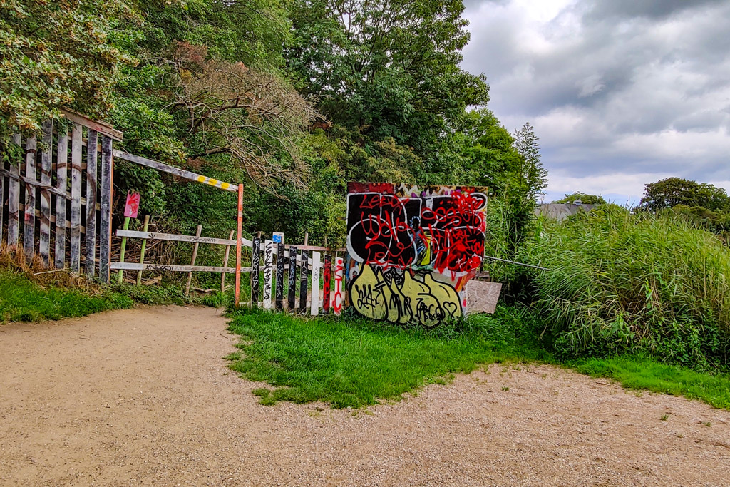 Staket med graffiti som utgör tydlig ingång till Christiania i  Köpenhamn