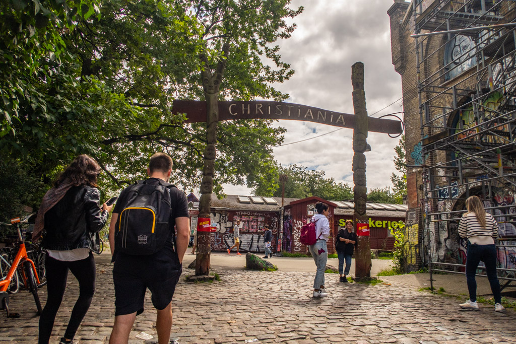 Enklare portal med texten Christiania välkomnar till stadsdelen i Köpenhamn