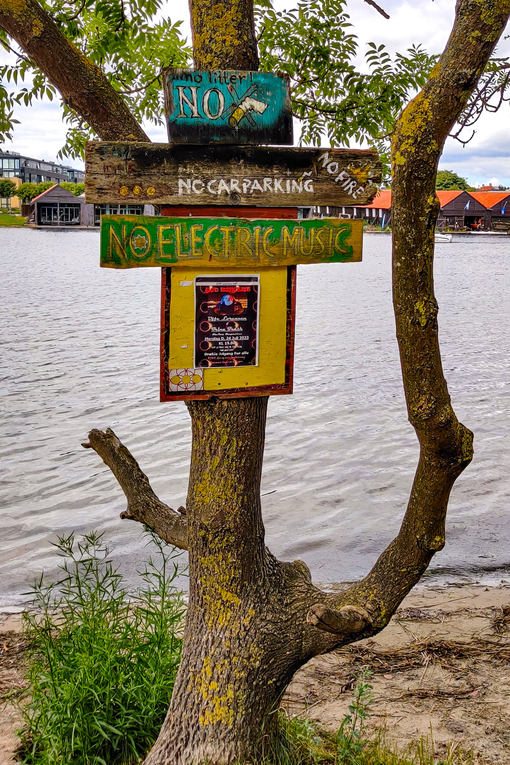 Handmålade skyltar talar om vilka regler som gäller i Christiania