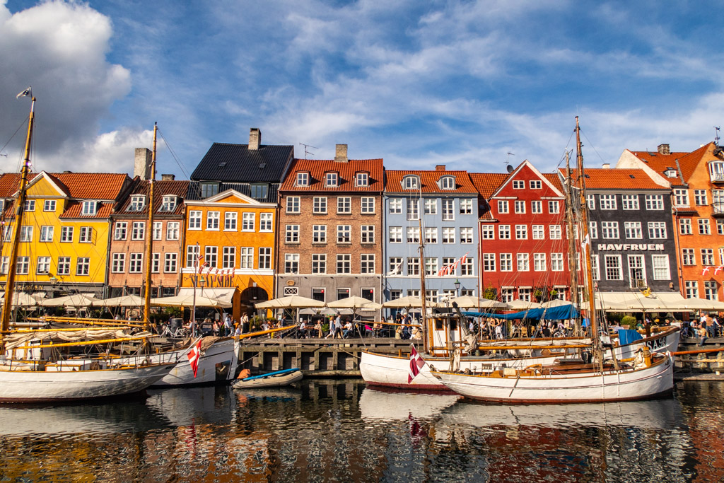 Båtar i kanalen längs med Nyhavn, med de olikfärgade husen i bakgrunden