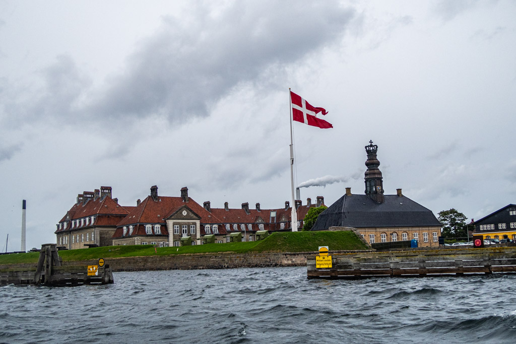 Dansk slott på Nyholm en regnig dag