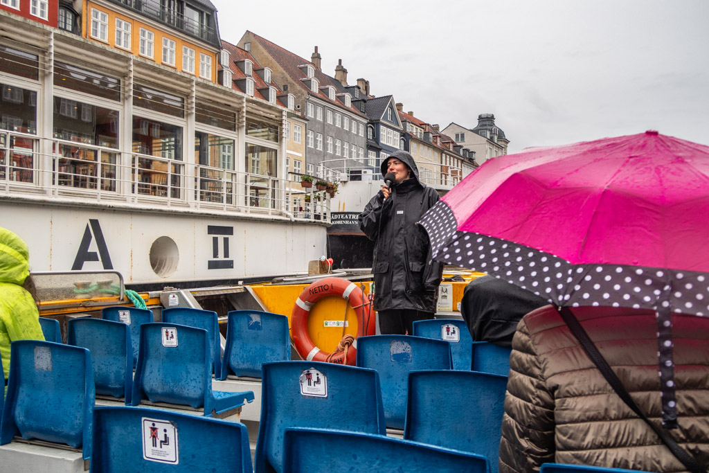 Guide på turistbåt i regnigt Köpenhamn