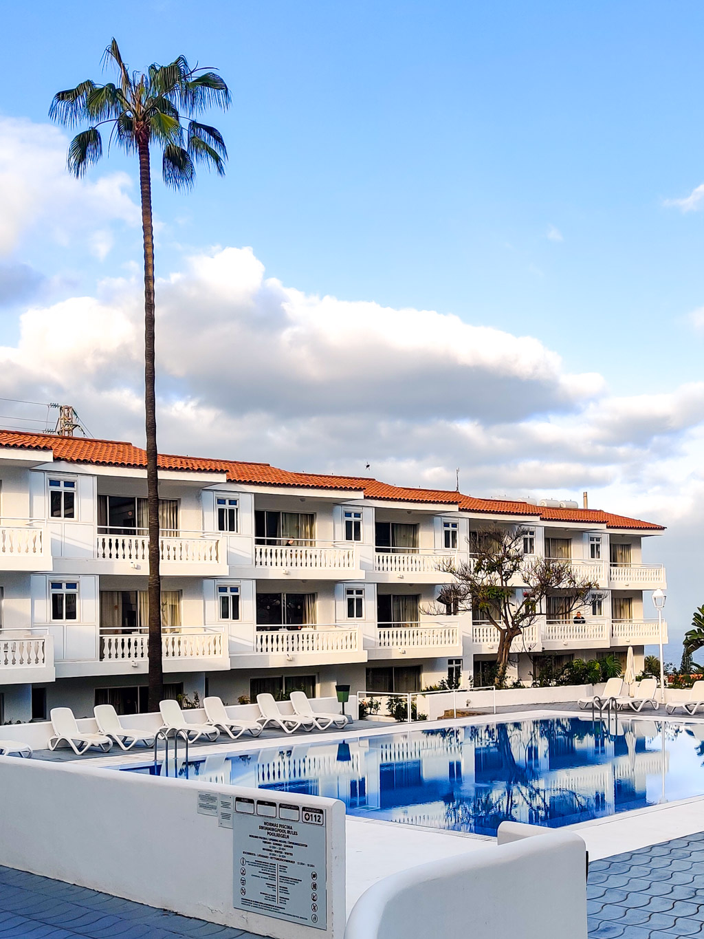 Poolområde och några balkonger på hotellet Route Active Hotel i Los Realejos strax utanför Puerto de la Cruz på Teneriffa.