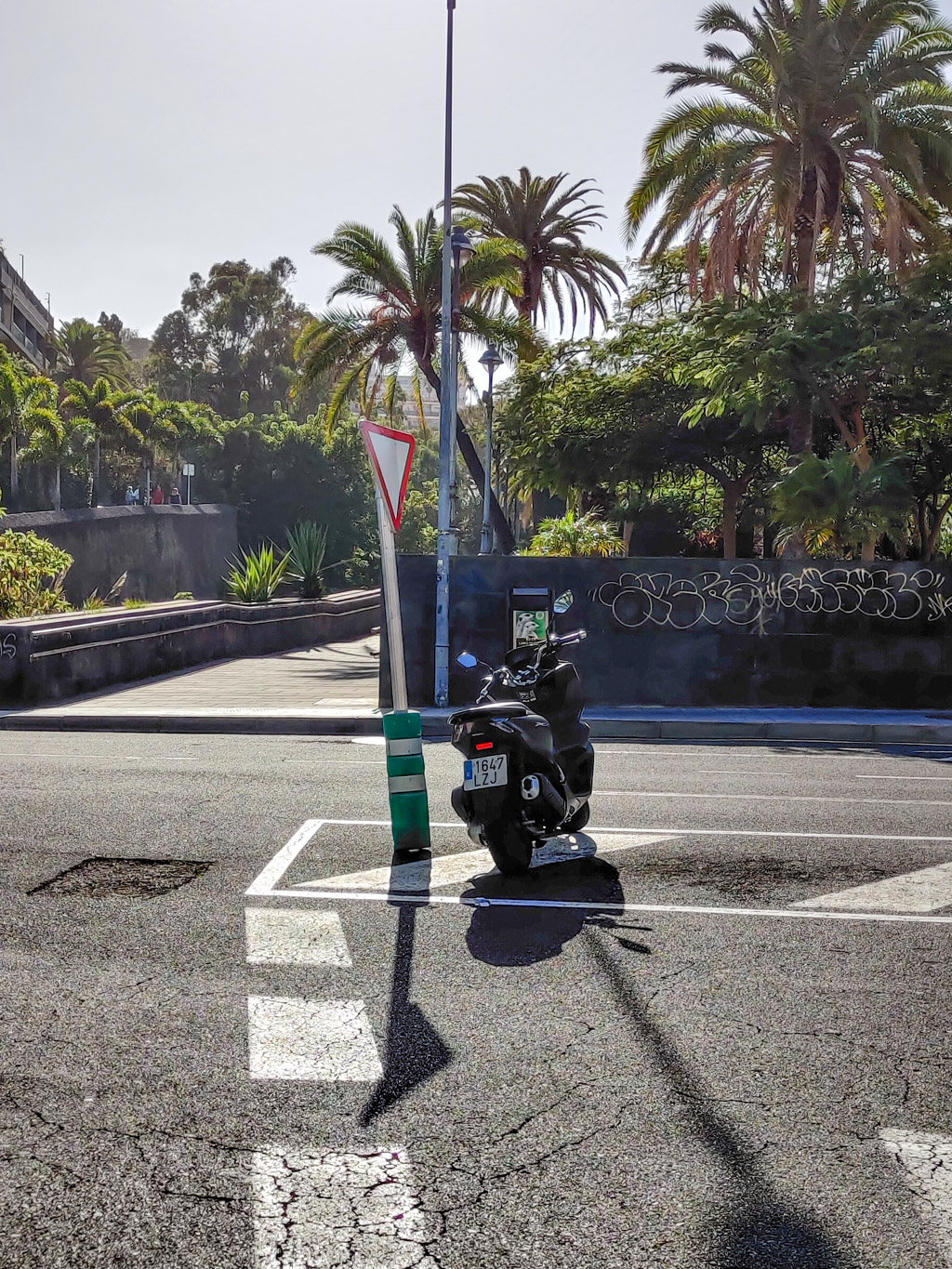 Motorcykel placerad på en målad refug, mitt i vägen.