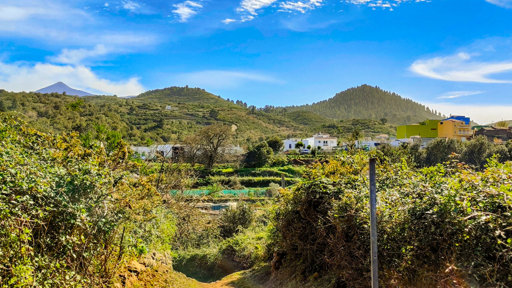 Bergslandskap på norra Teneriffa. Vulkantoppen Teide skymtar i bakgrunden.