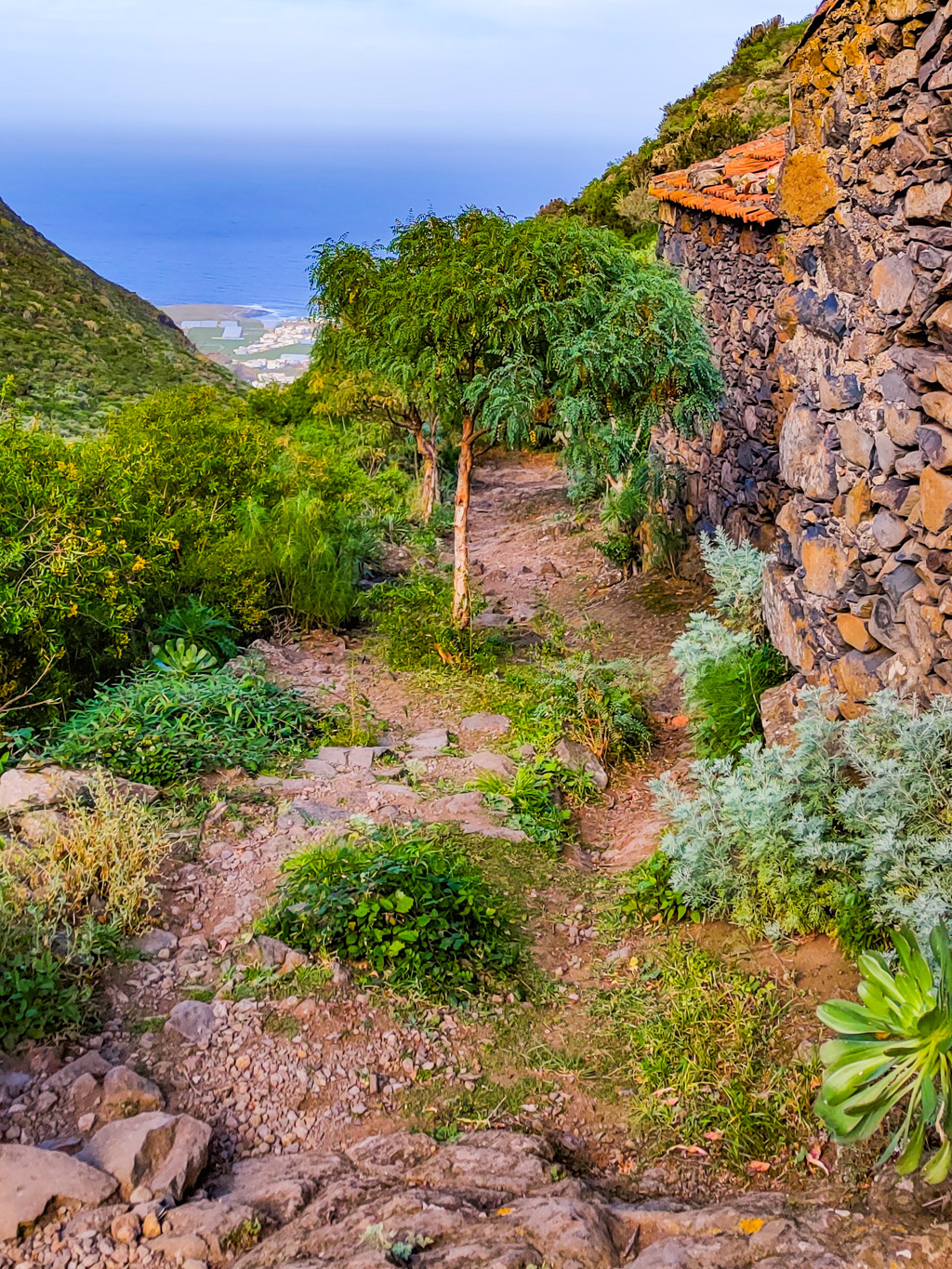 Gammalt stenhus bredvid vandringsstig på Teneriffa.