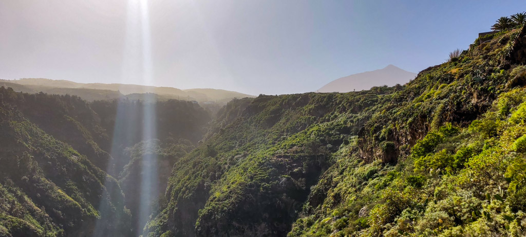 Utsikt från dalen Barranco de Ruiz och uppåt, med berget Teide fjärran.