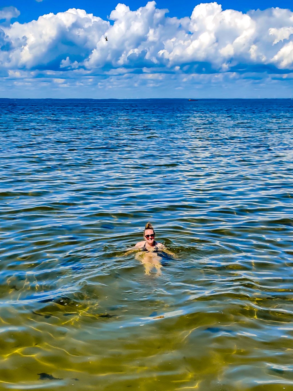 Åsa badar i havet vid Kleva strand.