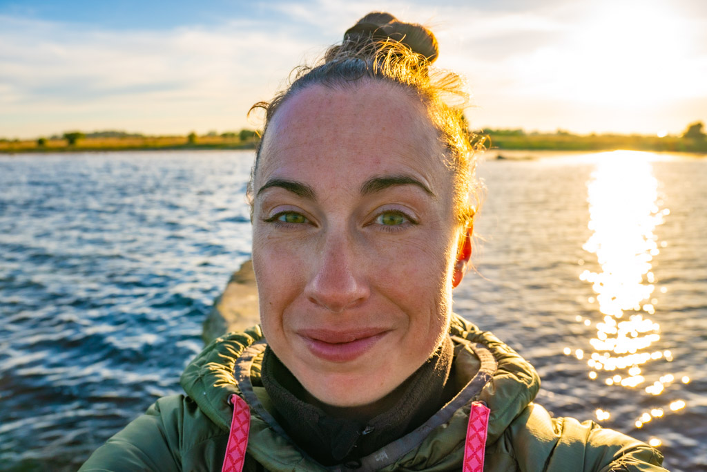 Selfie med Pernilla fotat i motljus på bryggan vid Seby badplats.