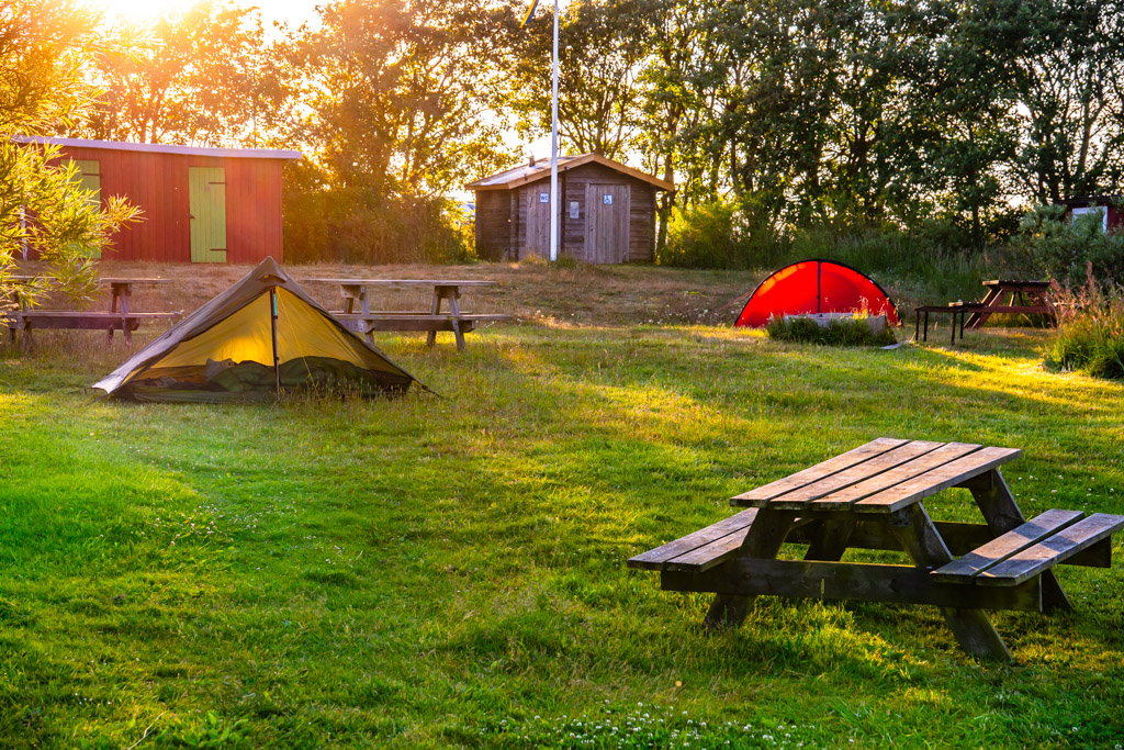 Tälten Lunar Solo och Hilleberg Niak uppsatta vid Seby badplats på Öland. 