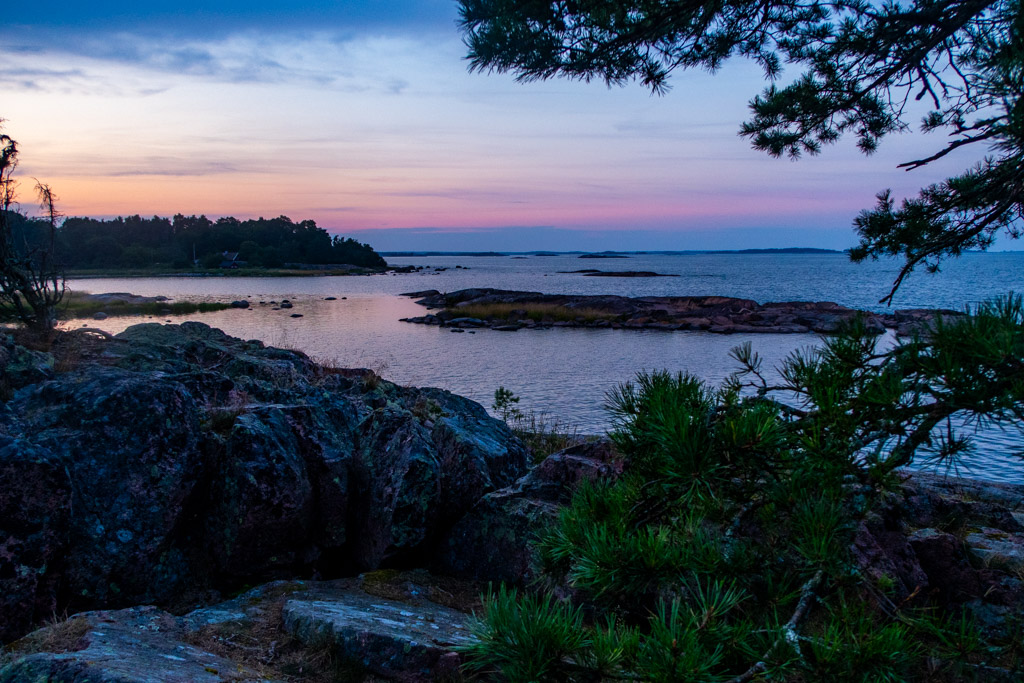 Klipport och vackert rosafärgad himmel i solnedgången sett från Gränsö. 