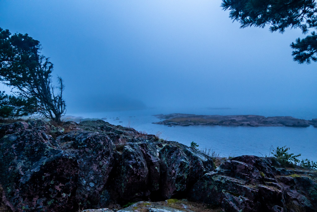 Dimma har dragit in över havet och döljer horisonten.