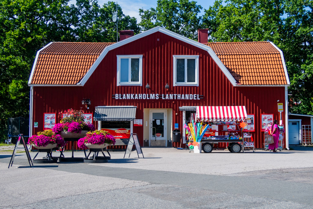 Blankaholms lanthandel är inrymd i en fin röd träbyggnad.