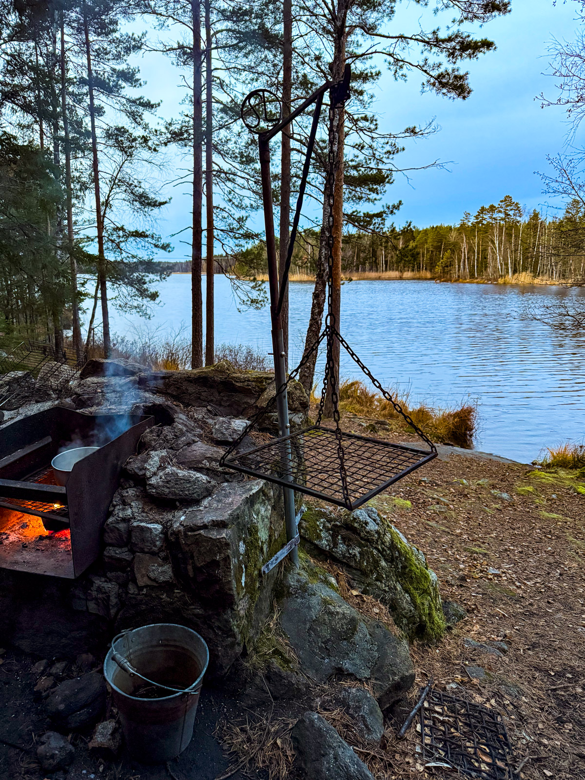 Uppbyggd eldstad med utsikt över Bredsjön längs Sörmlandsleden. 