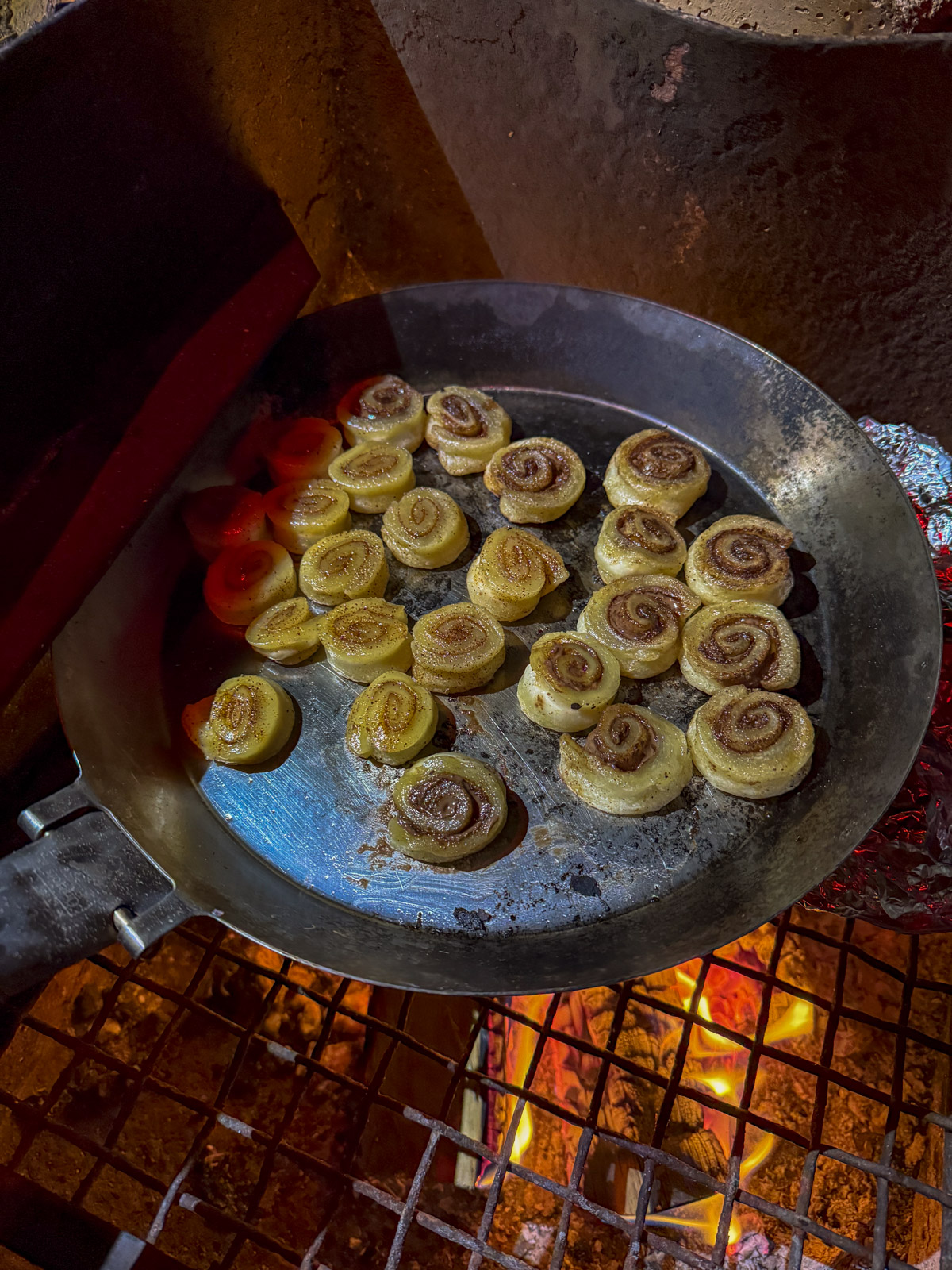 Kanelbullar gjorda på färdig deg tillagas i stekpanna över öppen eld passade bra vid utefirande vid Bredsjön. 