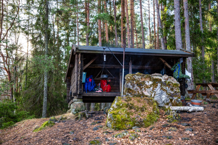 Vindskydd vid Bredsjön, etapp 16 av Sörmlandsleden.